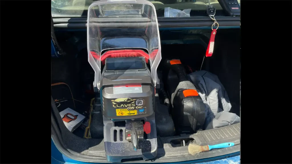 Cerrajero automotriz a domicilio en CDMX realizando corte de llave con maquina automatizada