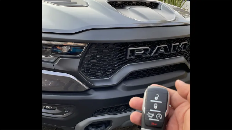 Técnico cerrajero mostrando llave inteligente programada para auto en CDMX.