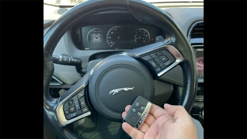 Servicio de duplicado de llaves con chip para auto realizado por cerrajero en CDMX.
