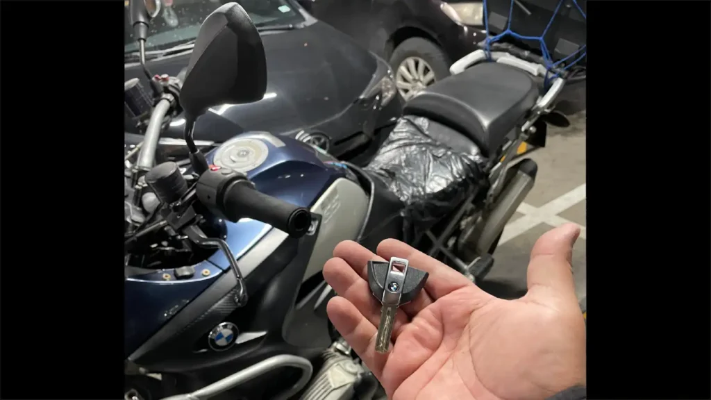 Corte y programacion de llaves con chip para motos BMW en CDMX